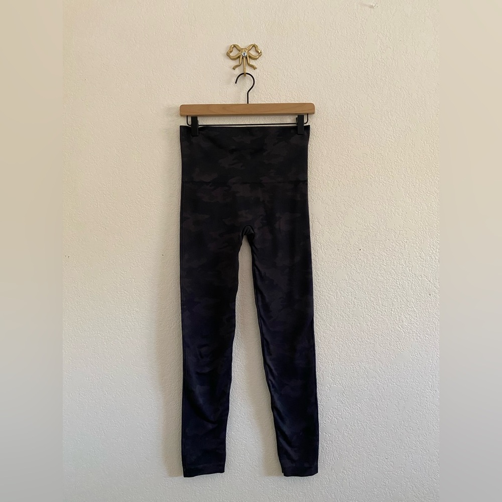 Spanx Leggings Women’s Size  Large Look At Me Now Seamless Camo High Waisted